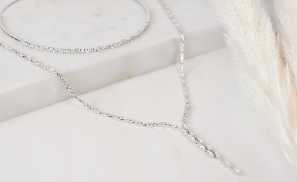 Choker vs collana lunga: caratteristiche e quando indossarle