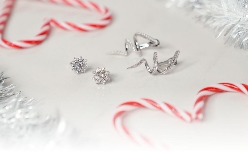 Orecchini a lobo vs orecchini pendenti: quando indossarli